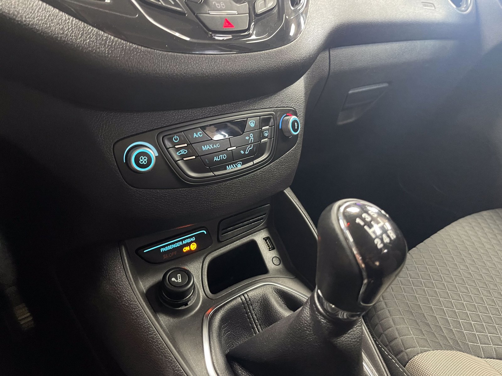 FORD Tourneo Curier 1.5 TDCi Titanium