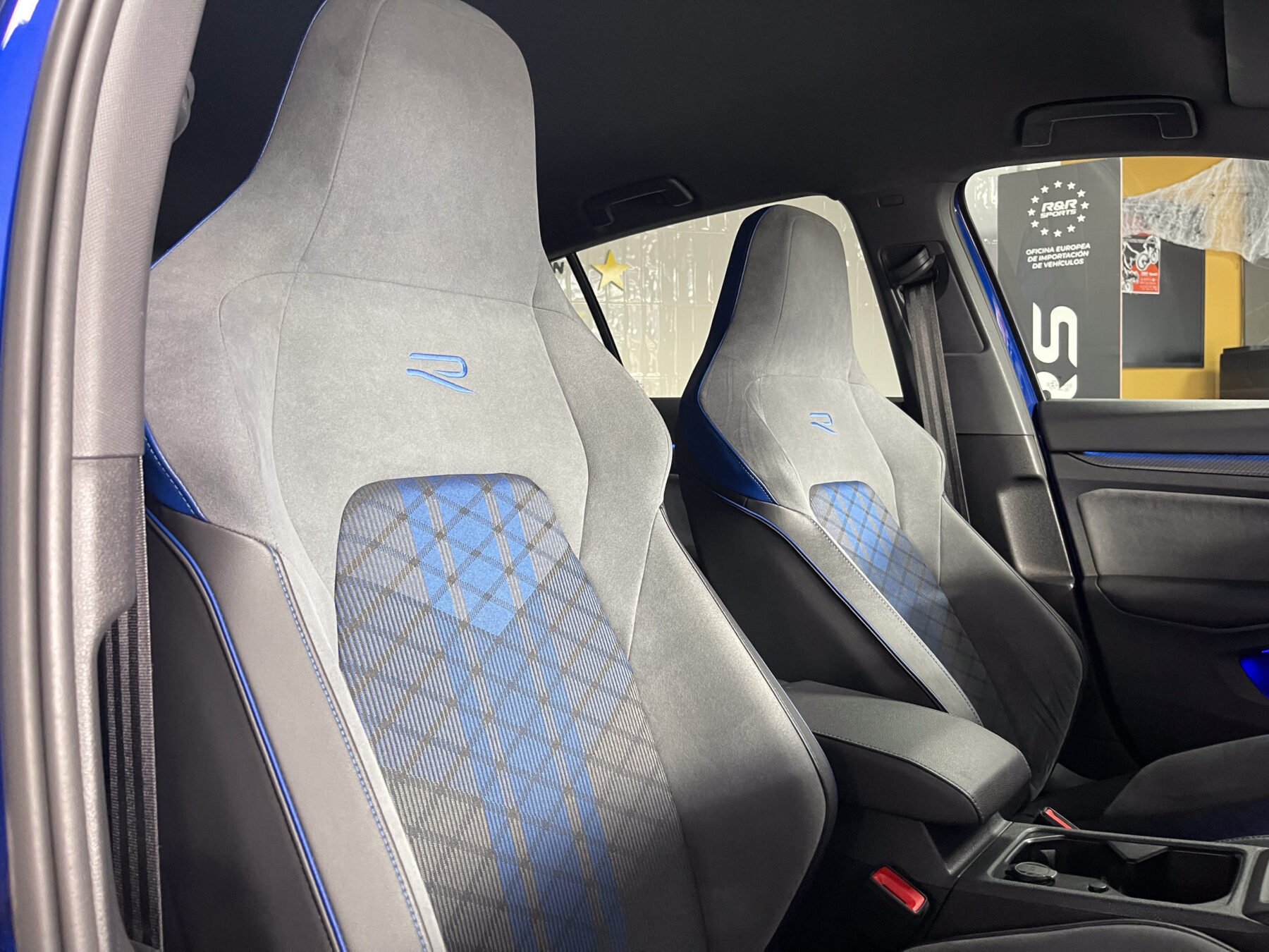 VOLKSWAGEN Golf R 4MOTION