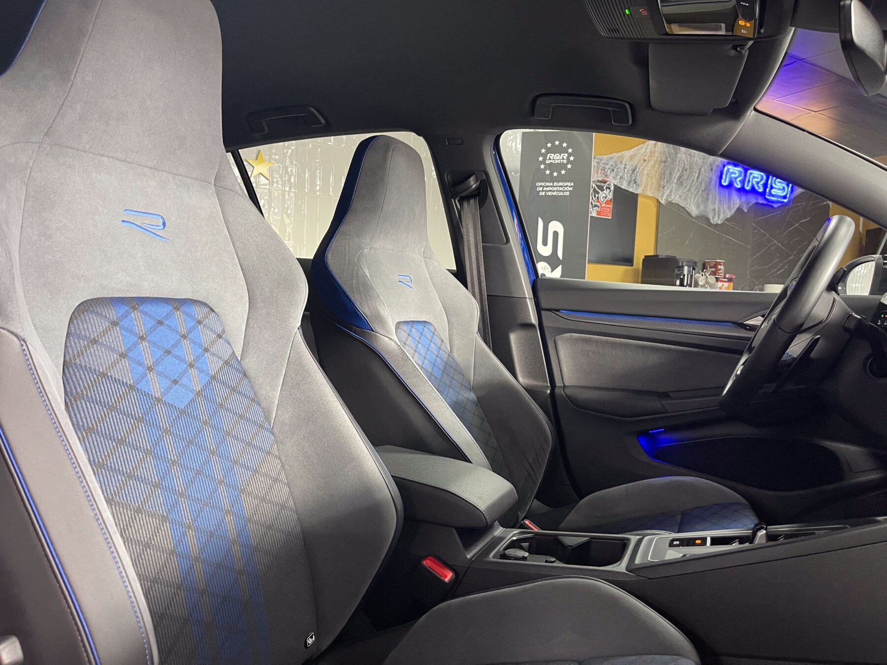 VOLKSWAGEN Golf R 4MOTION