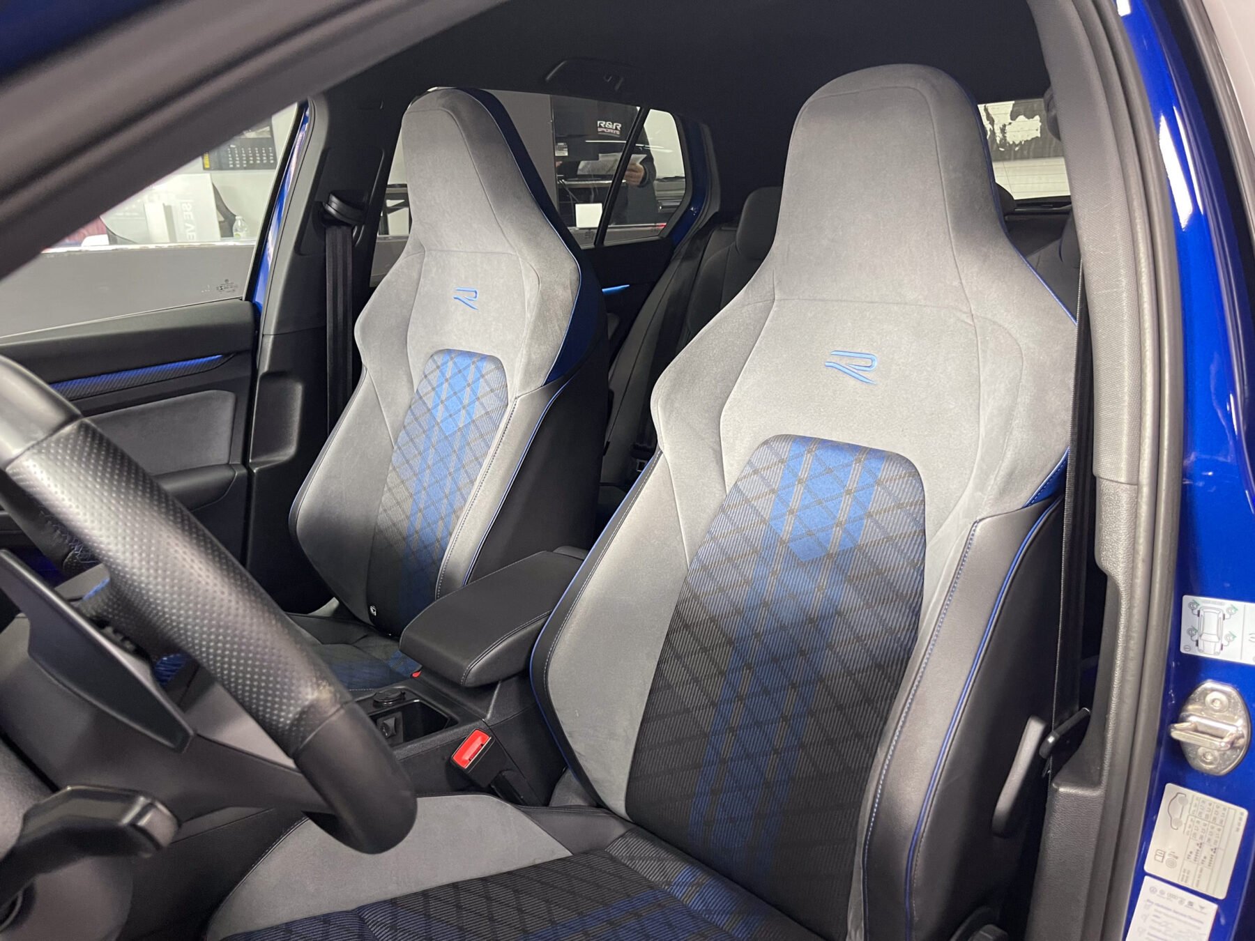 VOLKSWAGEN Golf R 4MOTION