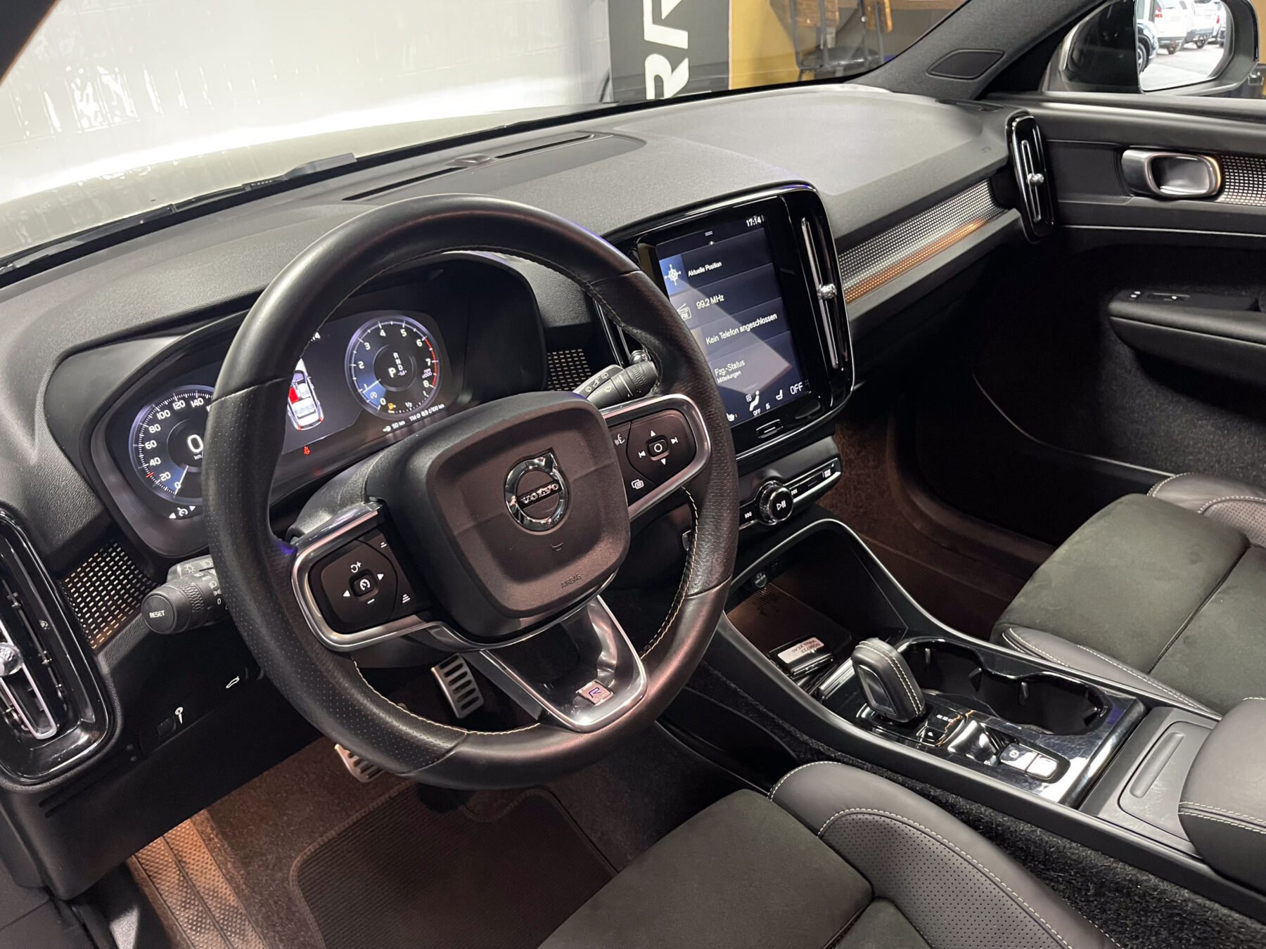 VOLVO XC40 2.0 T4 R-Design 2WD