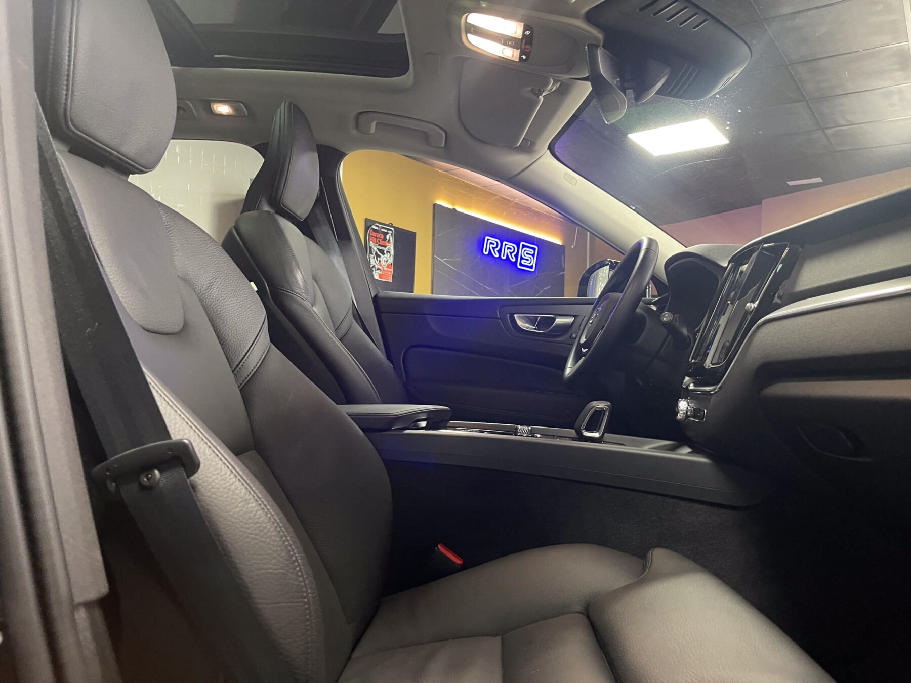 VOLVO XC60 2.0 B4 MILD HYBRID PLUS DARK