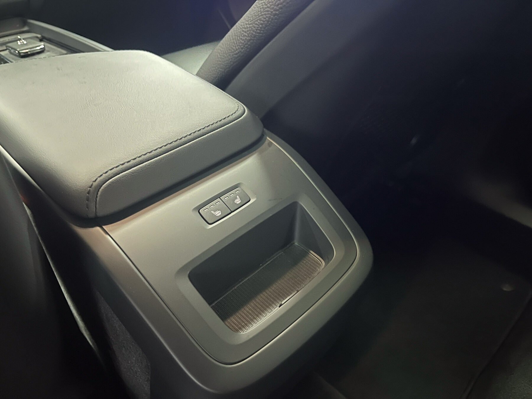 VOLVO XC60 2.0 B4 MILD HYBRID PLUS DARK