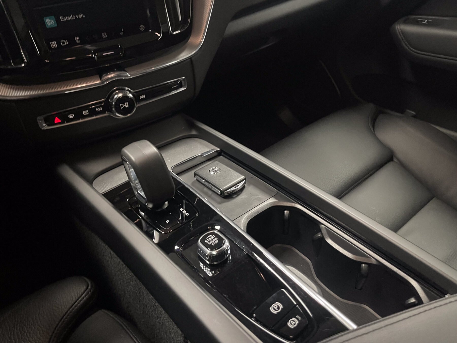 VOLVO XC60 2.0 B4 MILD HYBRID PLUS DARK