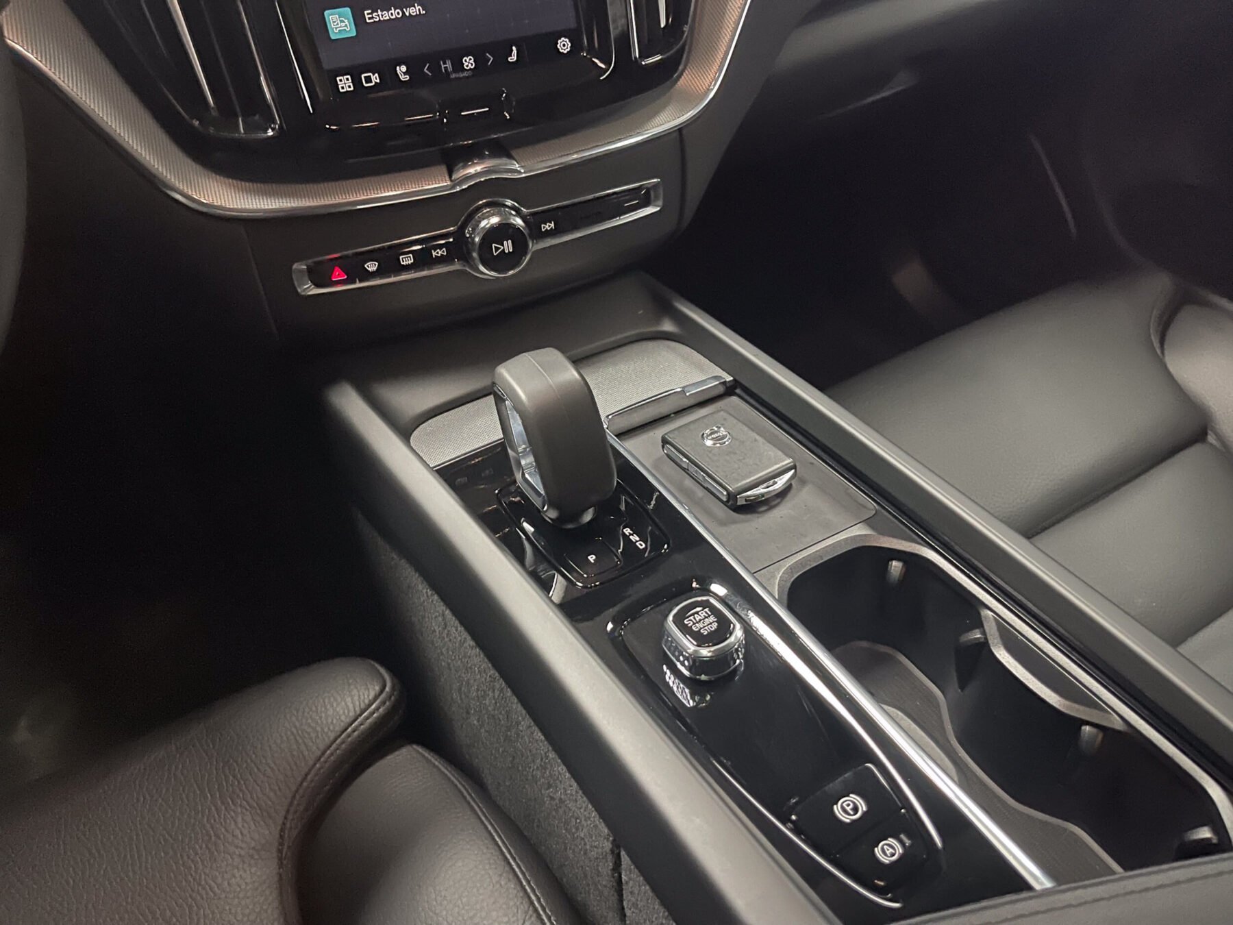 VOLVO XC60 2.0 B4 MILD HYBRID PLUS DARK