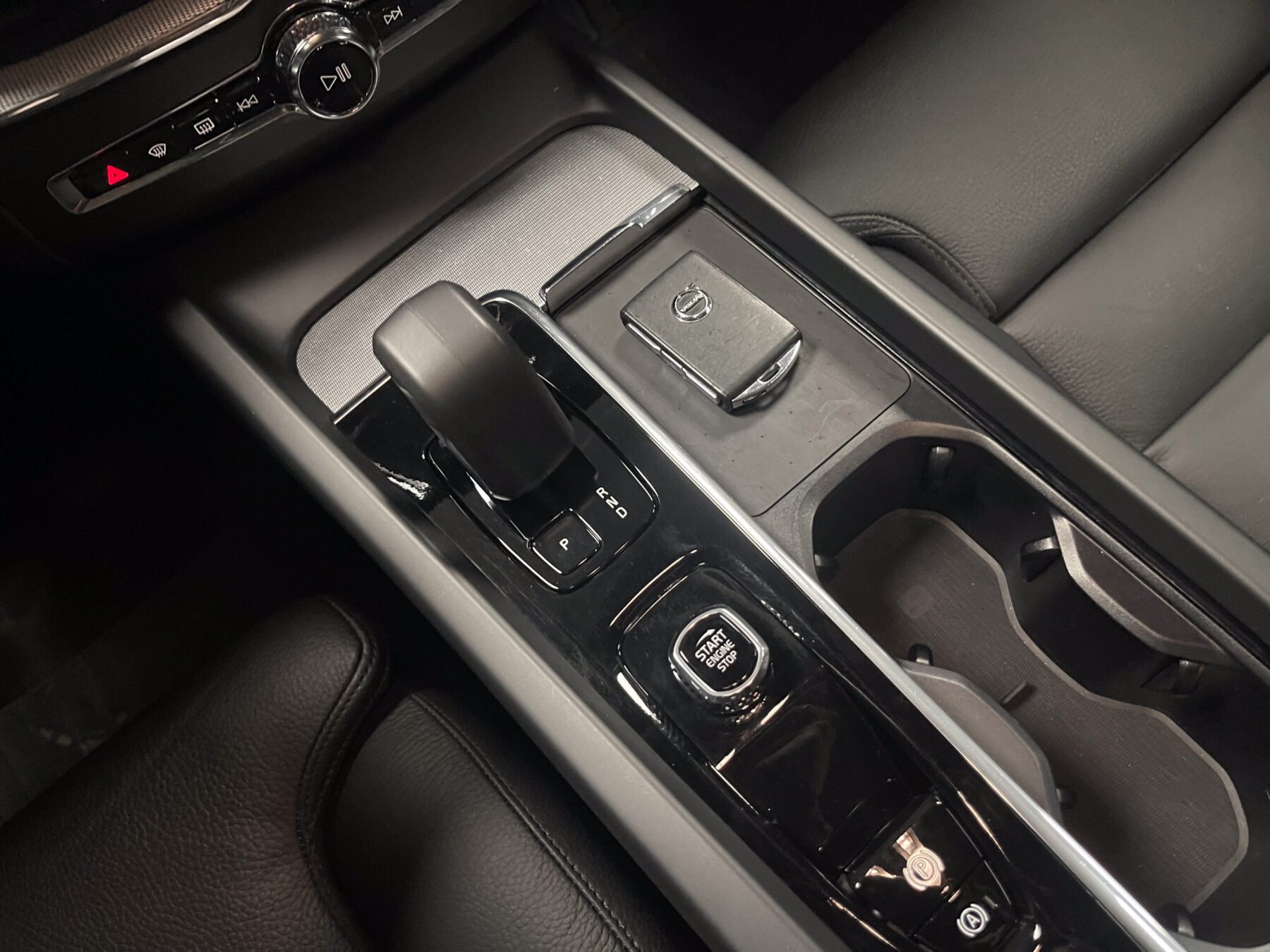 VOLVO XC60 2.0 B4 MILD HYBRID PLUS DARK