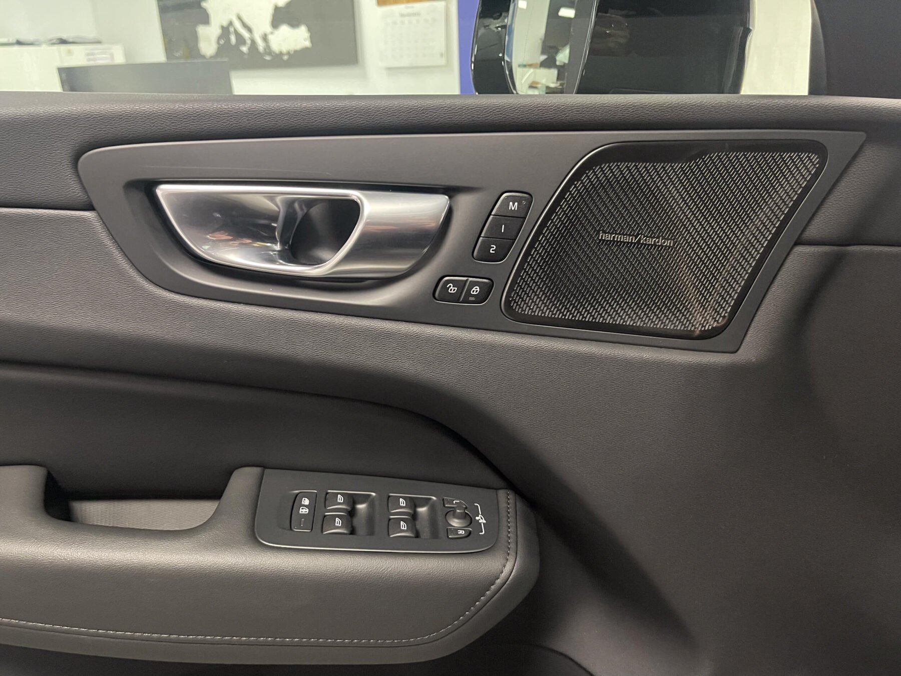 VOLVO XC60 2.0 B4 MILD HYBRID PLUS DARK