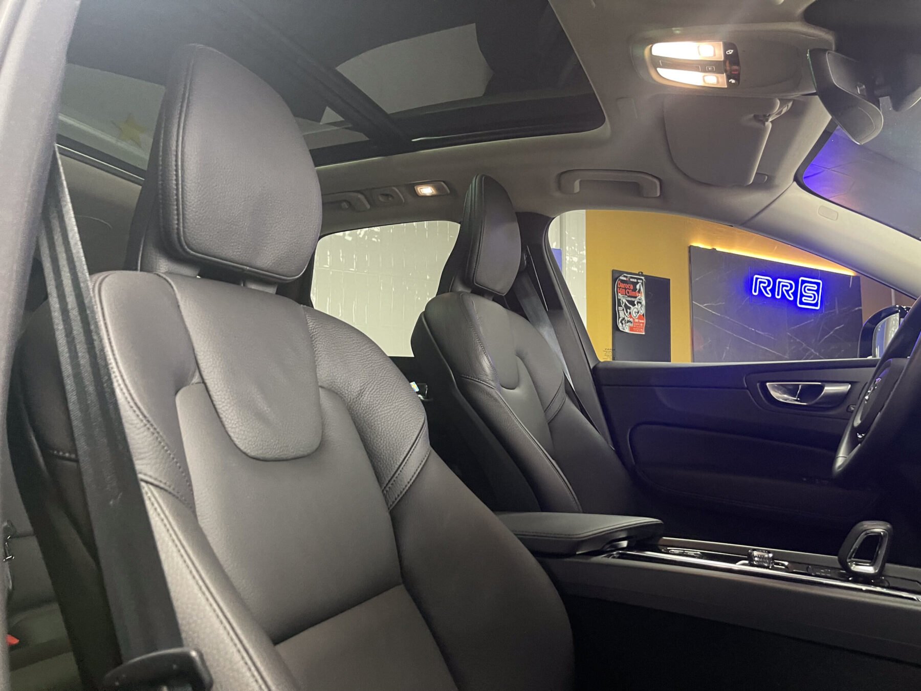 VOLVO XC60 2.0 B4 MILD HYBRID PLUS DARK