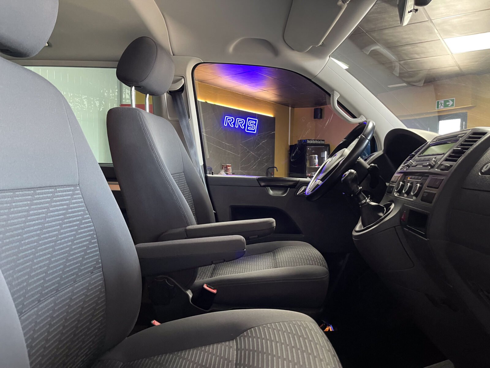 VOLKSWAGEN Multivan T5 2.0 TDI BLUEMOTION 