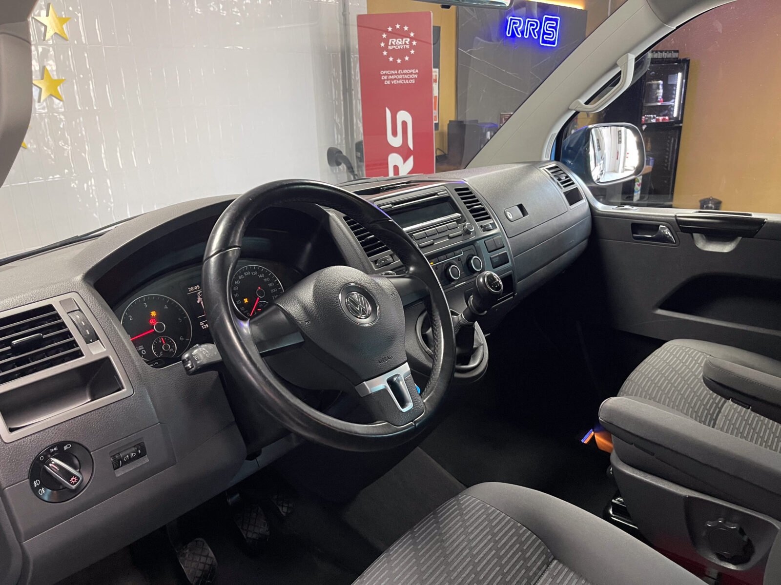 VOLKSWAGEN Multivan T5 2.0 TDI BLUEMOTION 