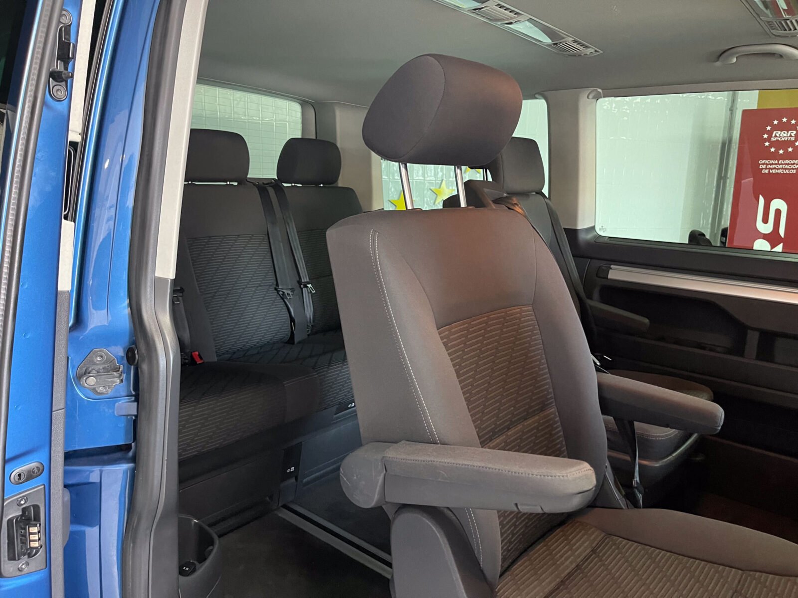 VOLKSWAGEN Multivan T5 2.0 TDI BLUEMOTION 