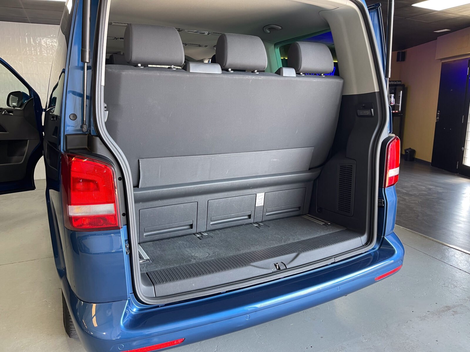 VOLKSWAGEN Multivan T5 2.0 TDI BLUEMOTION 