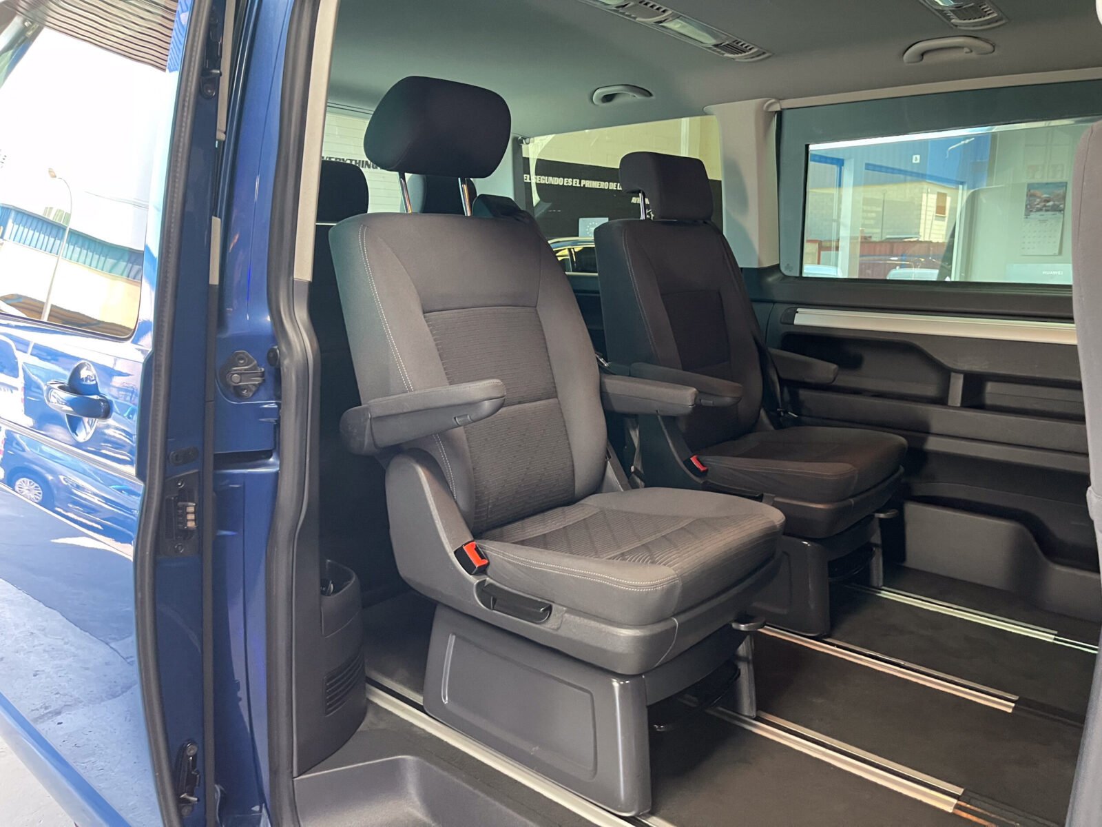 VOLKSWAGEN Multivan T5 2.0 TDI BLUEMOTION 
