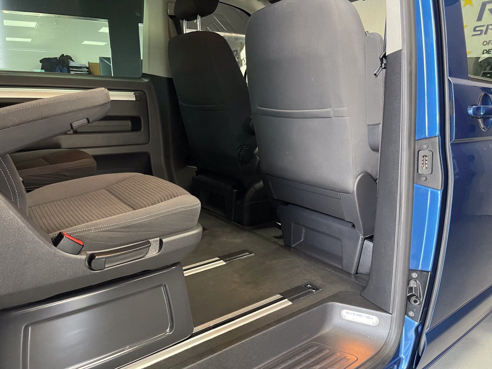 VOLKSWAGEN Multivan T5 2.0 TDI BLUEMOTION 