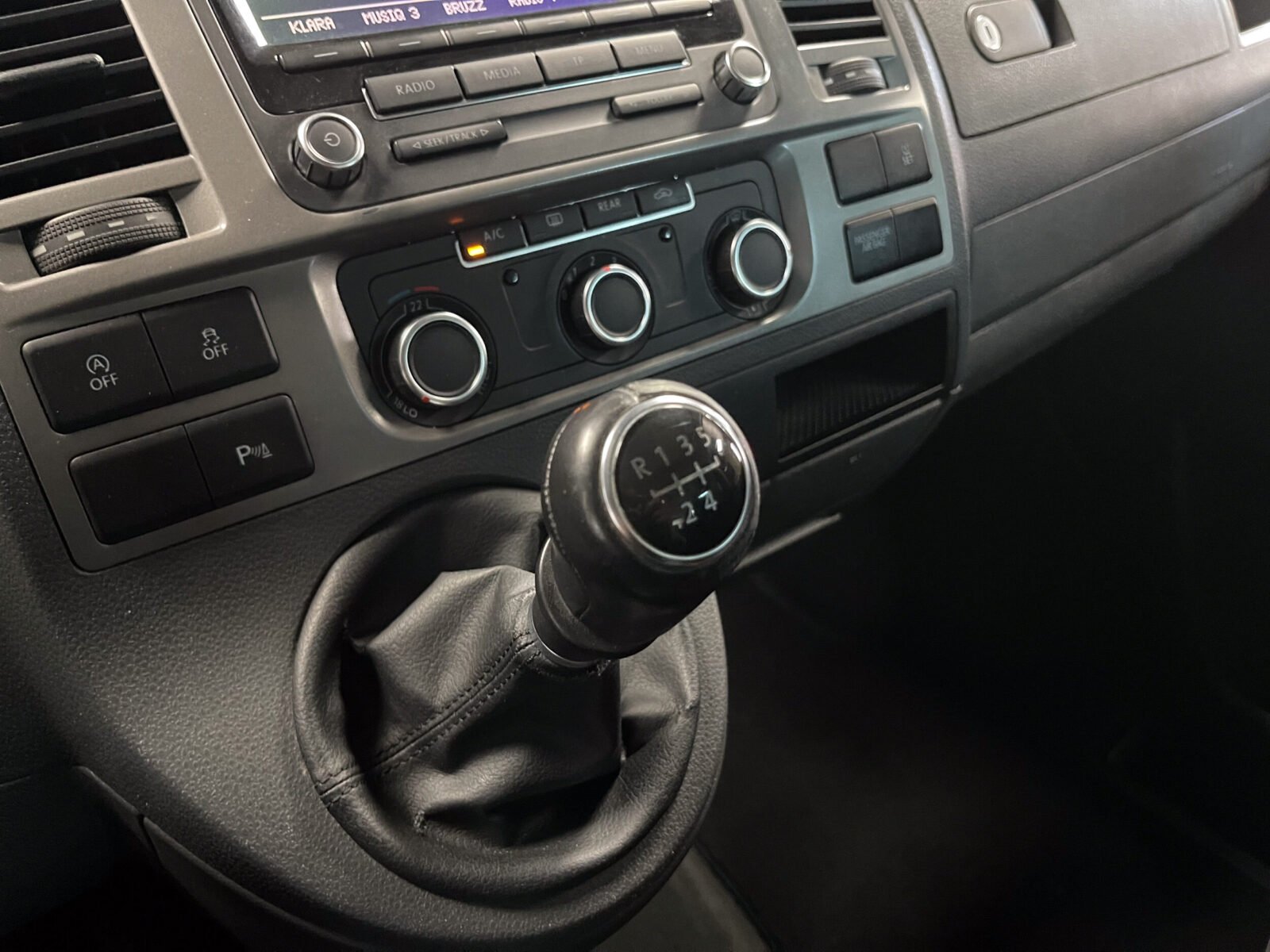 VOLKSWAGEN Multivan T5 2.0 TDI BLUEMOTION 