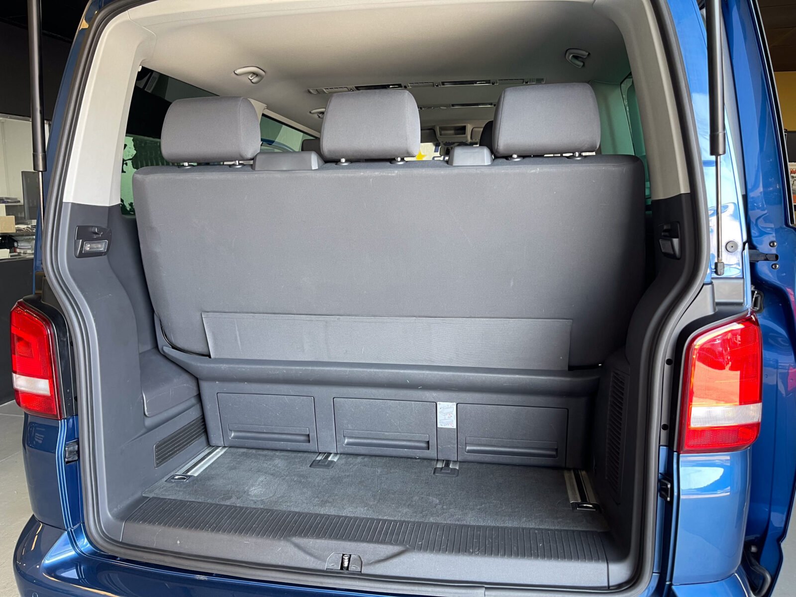 VOLKSWAGEN Multivan T5 2.0 TDI BLUEMOTION 