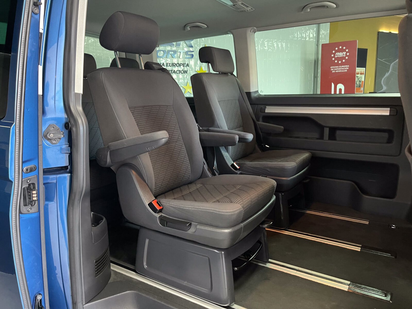VOLKSWAGEN Multivan T5 2.0 TDI BLUEMOTION 